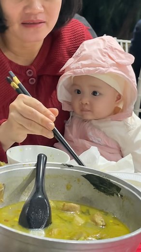 142K views · 1.6K reactions | Đợi miếng ăn lé hết cả mắt ngoại ơi  Video: Ngọc Ly | Hoàng Nguyên Vũ | Facebook