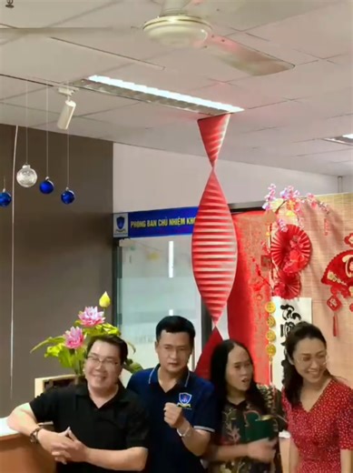 🌸 Hậu trường số đặc biệt! 🌸 Khi Tết đến, Xuân về 🌼, Khoa Kiến trúc – Nội thất – Mỹ thuật Ứng dụng cùng ngồi lại bên nhau để nhìn lại chặng đường đã qua, sẻ chia những câu chuyện nghề 💬 và cùng nhau hoạch định những kế hoạch, mục tiêu cho năm mới.🌱 🌺 Chào đón Tết Nguyên Đán – Xuân Bính Ngọ 2026, mong một năm mới thật nhiều may mắn 🍀, hanh thông 🌿 và gặt hái thêm nhiều thành quả tốt đẹp trong công tác giảng dạy chuyên môn cũng như các hoạt động phong trào dành cho sinh viên. 🌷 Cảm ơn một 