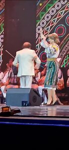 Andra Matei și maestrul Nicolae Botgros alături de Orchestra "Lăutarii", la spectacolul Olguţei Berbec de la Sala Palatului. | Andra Matei