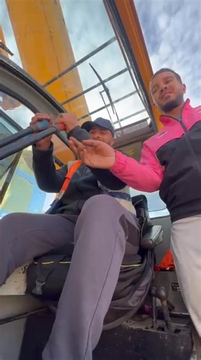 2.2K views · 13 reactions | اجواء رائعة من ميدان مباشرة نقول لكل الطلبة انتا نحبكم كتيرا و نتمنى لكم كل خير و التوفيق لنا و لكم ان شاء الله ما شاء الله على طلبة معاهد تكوين سنتر من ارض الميدانا في تكوين سياقة و صيانة 07 الات الاشغال العمومية بسعر 23000 دج 0770631544 0663815679 | TekWin Center | Facebook