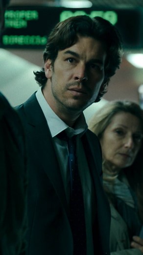 Netflix Latinoamérica on Instagram: "Una fuerza misteriosa empieza a atacar a la gente si no cubren sus ojos. ¿Quién logrará salvarse? La peli ‘Bird Box Barcelona’ ya está disponible."