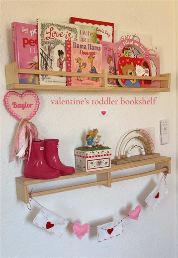 Love a good themed bookshelf for my girl 💌📚🤓#themedbookshelf #valentinesbooksforkids #childrensbooks #bookcollection #toddlermom