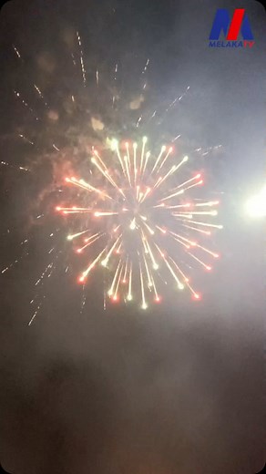 Dengan percikan bunga api di pekarangan Pejabat Perbadanan Pembangunan Sungai dan Pantai Melaka, maka Tahun Melawat Melaka 2024 (TMM 2024) telah dilancarkan secara rasmi. Terima kasih kepada lebih 40,000 pengunjung yang hadir memeriahkan acara malam tadi. Semoga Sambutan Ambang Tahun Baharu dan Pelancaran TMM 2024 ini menjadi kenangan terindah buat semua. Mana lagi? Melaka ler. Ikuti kami di Telegram: https://t.me/melakatv #TMM2024 #TahunMelawatMelaka2024 #HappyNewYear2024 #VisitMelaka2024 #bung