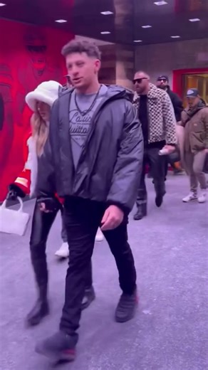 752K views · 10K reactions | Off to celebrate!  Taylor Swift and Travis Kelce left the Chiefs game hand-in-hand after their win right behind Patrick and Brittany Mahomes! 殺 More here : https://extratv.com/2024/01/13/taylor-swift-attends-travis-kelce-s-chiefs-playoff-game-in-jacket-inspired-by-his-jersey/ (: Sports Radio 810) | Extra | Facebook