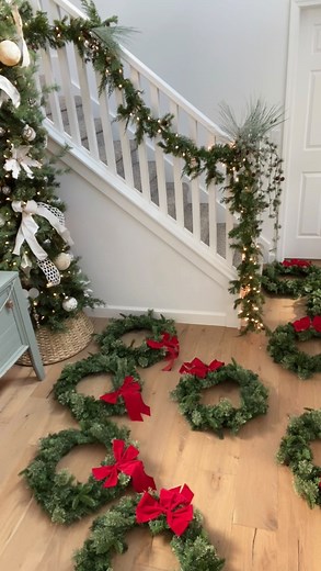 Emily | Holiday Decor & DIYs on Instagram: "Christmas decorations can be tedious! Here’s a great way to hang wreaths and still be holly jolly! So easy!🎄😂❤️ #christmasdecor #christmastreetopper #christmastreedecorating #christmasdecorations #christmastree🎄 #christmashacks #christmastreediy #diychristmasdecorations #diychristmasornaments #diychristmasdecor #diychristmas #diywreaths #diysnowglobe #outdoorwreath #christmaswreaths🎄 #christmaswreath #christmaswreaths"