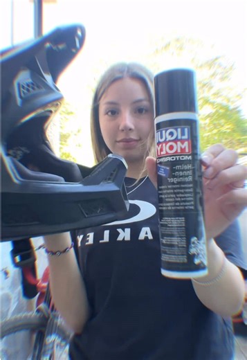 ¿Tu casco huele mal? 😬 déjalo con un rico olor con nuestro limpiador de cascos 🪖✨ El Limpiador de Cascos de Liqui Moly elimina suciedad, grasa, restos de insectos y huellas sin dañar la mica ni el interior. ✔️ Seguro para visores, plásticos y acolchados ✔️ No deja marcas ni residuos ✔️ Secado rápido ✔️ Ideal para uso diario Pruébalo y deja tu casco como nuevo 🏍️💨 Encuéntralo en liqui-moly.cl con el código 1603 🔍