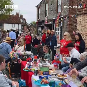 Fabulous atmosphere in Alfriston, where the village party is in full swing. Could the man with the crown be King Charles III on his first engagement after the Coronation? 😉👑🇬🇧🎶 | BBC Sussex