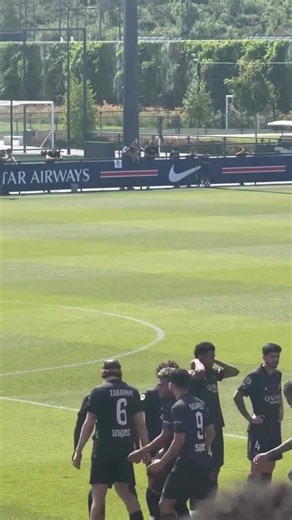Match amical 🧸❤️💙 PSG BLANC 3X 1 PSG NOIR , Buts : Vitinha, Mbaye, Ruiz / Ramos PSG BLANC: Safonov, Zaïre-Emery, Pacho, Marquinhos, Cordier- Vitinha, Ruiz, Dro - Mbaye, Lee, Kvaratskhelia. PSG NOIR : Marin - Fanne Drame, Zabarnyi, Hernandez, Mendes - Beraldo, Neves, Mayulu - Doué, Ramos, Barcola.