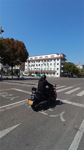 Cool Motorcycle Roaring at a China Street Intersection! 🏍️ | 中国街头炫酷摩托车启动瞬间