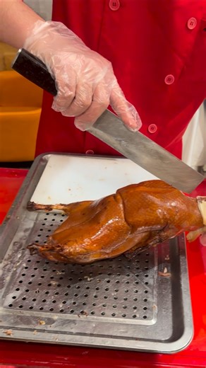 JUNIOR BONASSA on Instagram: "Pato de Pequim ! Quer conhecer a história do prato ? Assista o vídeo até o final #china #food #chinesefood"