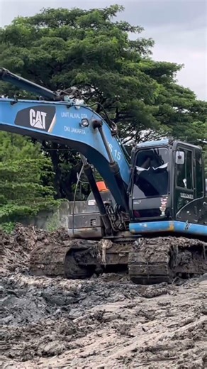 learn how to use backhoe excavator heavy equipment on muddy ground in rainy weather #excavator