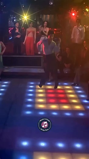 Música é Bom o Tempo Todo on Instagram: "You Should Be Dancing - Bee Gees Lançada em 1976 como single do álbum Children of the World, "You Should Be Dancing" é um marco fundamental na transição dos Bee Gees do soft-rock para o domínio da era disco. A música foi escrita pelos três irmãos Gibb (Barry, Robin e Maurice) e é notável pelo riff de baixo funky de Maurice, pelos vocais em falsetto de Barry e pelo uso proeminente de uma caixa de ritmos, algo inovador para a banda. Com sua batida implacáve