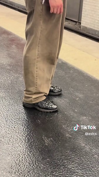 During Paris Fashion Week, we’ve been spotting ASICS all over the city, providing the ultimate comfort to take on the day – whether you’re travelling in-between shows or taking a break to recharge your energy.