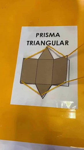 Planificação de Sólidos Geométricos: Poliedros e Figuras Tridimensionais