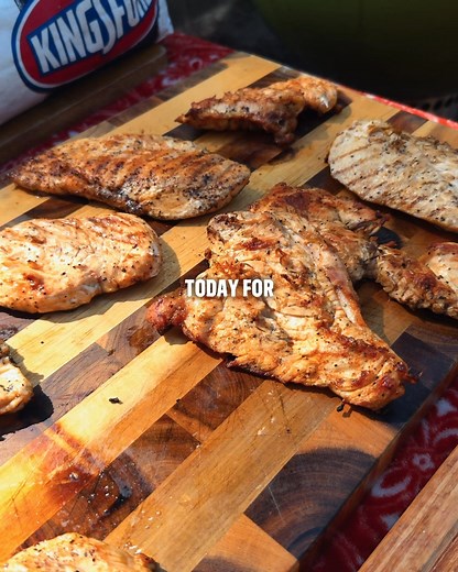 Affordable, flavorful, and ready for the week. Meal prep hits different when it's grilled. Recipe: - Mix thinly sliced chicken with salt, pepper, paprika, and oil - Grill over Kingsford medium heat flipping every few minutes until the internal temperature hits 165 - Rest 7 minutes - Mix your chicken with buffalo sauce or sauce of your choosing - Pack it up with your favorite sides | Kingsford