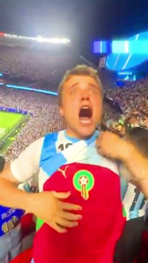 الهربة😂 مشجع يلبس قميص المنتخب المغربي وسعيد بهدف ميسي في مباراة الجزائري والأرجتيني⚽️🔥