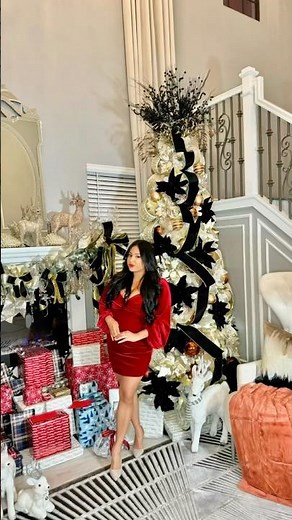 A BLACK CHRISTMAS TREE? How to style it like a professional