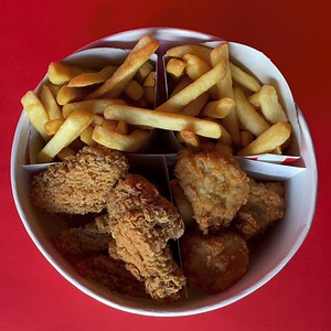 7.2K views · 129 reactions | Degeaba vă uitați în ghetuțe, v-am lăsat cadourile în bucket  | KFC | Facebook