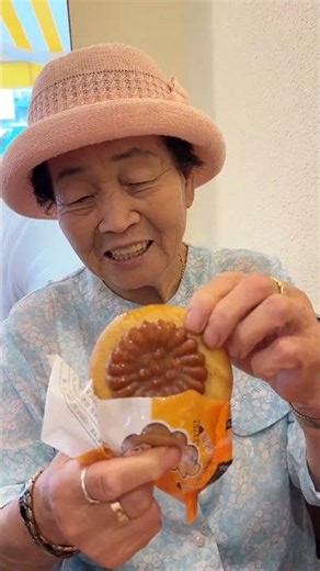 Grandma showed up at MEGA MGC COFFEE?! Came to try the new Wang-Hal-Mega Coffee menu❤️