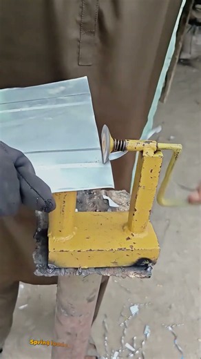 How This Manual Rotary Shear Slices Sheet Metal Cleanly for Workshop Fabrication
