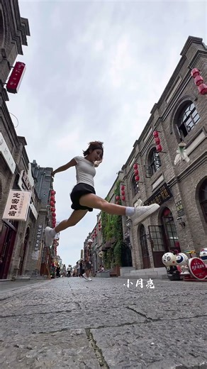 Playing shuttlecock to shape your perfect figure #sporty girl #fitness