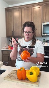 HOCUS POCUS DINNER 🍽️ 🧙🏻‍♀️ ✨🎃 these dinners are so fun to do and this might be my favorite one yet!! Our oldest LOVES hocus pocus! She keeps going around saying “amuck amuck amuck!” 🤣 SHARE with your mom friends to do a movie night together! What Halloween movie should we do next?! 😍👏🏼🥳 #hocuspocus #halloweenmovies #familymovienight #toddlermoms #halloweendinner @
