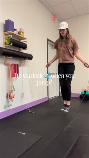 Let’s dig in! Kegels -Many women have tense pelvic floors, so kegeling will only make leaking worse. Attempting to hold a pelvic floor contraction during activity is not functional and is not how the system works to manage pressure against high impact. Holding your pelvic floor tight when it’s made to bounce may be the reason you’re leaking 👀 Breath holding -This can cause increased stress in the pelvic floor during activity, causing leaks. Inhale/exhale. 🫁 Limiting your water -Less water does