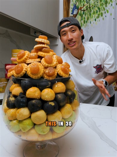 24,000 calories worth of pineapple tarts in 30 minutes! The good people over at @pineappletarts.sg are giving away 10 GIFT SETS to you guys! Comment down my fav flavor 👇 #foodchallenge #sgfoodie