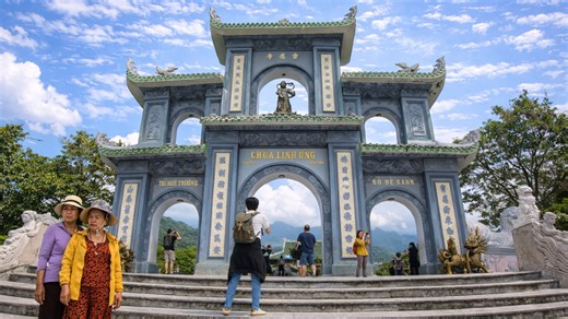 Da Nang Linh Ung Pagoda scenic mountain walk Vietnam (4K)