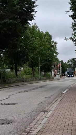 ———————————— Ort: Großenbrode, Nordlangstraße ———————————— Linie: X85 Puttgarden ———————————— Fahrzeug: Neoplan N1222/3L Skyliner ———————————— Bj.: 2022 ———————————— Nr.: 22008 ———————————— Werbung: Expressbus 85 Lübeck-Puttgarden ———————————— Unternehmen: DB Autokraft ————————————