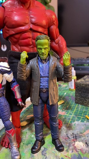 Diseños personalizados de Red Hulk y Leader