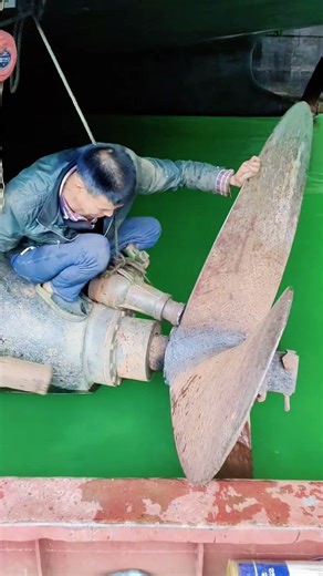 EXTREME Force! Removing A Giant Rusted Propeller 🚢