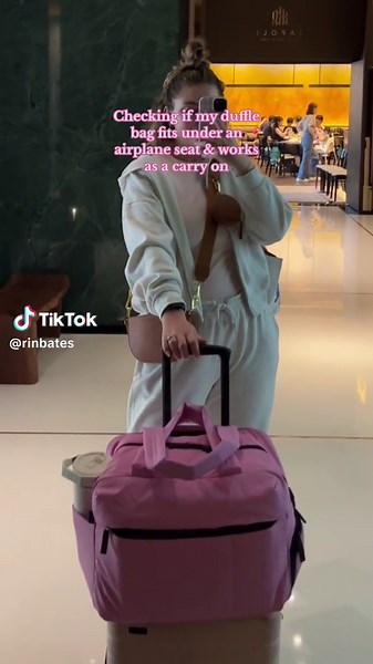 If you guys need a giant carry on this Luka Duffle gets the job done!! 🩷 @CALPAK Travel #calpak #carryon #carryononly #travelhongkong #travelvlog #traveltips #traveltiktok #travellife #travelinghacks #travelbucketlist #airplanehacks #airplanetiktok #airplanehacks #delta #deltaairlines #cathaypacific #koreanair