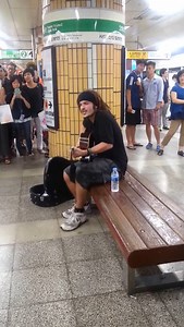 Un chanteur de rue fait chanter un métro Coréen
