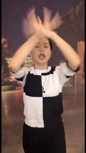 Fengbao's Finger Dance to New Auspicious Spring Thunder Cover with Singing Performance