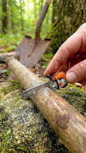 Chainsaw cuts the spade bar #miniature #chainsaw #chainsaw #asmr #woodworking