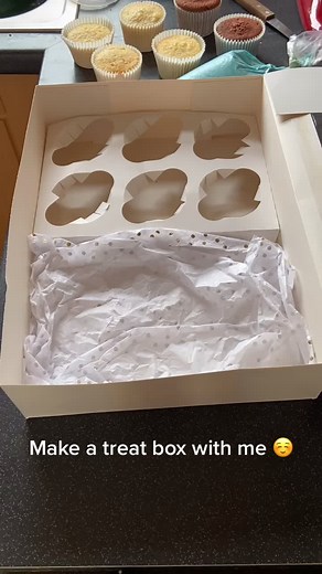 Make a treat box with me 😉 #fyp #foryoupage #cake #cupcake #baking #treatboxes #cakesicles #caketruffles