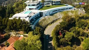 3.1M views · 67K reactions | Cette villa d’un luxe indécent, poussé à l’extrême, s’étend sur deux hectares et 10.000 mètres carrés d’habitation. | TF1 INFO | Facebook