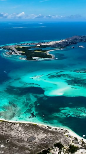 El Gran Roque es una de las islas más populares del archipiélago de Los Roques en Venezuela. Aquí te dejamos algunos datos curiosos sobre este hermoso lugar: - El Gran Roque es la isla más grande del archipiélago de Los Roques, con una superficie de aproximadamente 1,7 km². - A pesar de su tamaño, el Gran Roque tiene una población de solo alrededor de 1.000 habitantes. - La isla es conocida por sus hermosas playas de arena blanca y aguas cristalinas, que la convierten en un destino popular para 