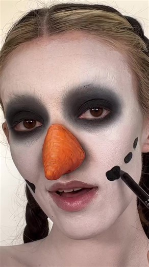Creative Christmas Makeup Ideas for a Frosty Photoshoot