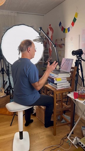 This is how Eric experiences an online class! ⬇️ This behind-the-scenes footage shows Franklin Method Founder Eric Franklin broadcasting a webinar worldwide from his studio in Switzerland! Want to join Eric for an embodiment class online and gain a new qualification in the process? Then look no further than our 3-day Pelvic Floor Fascia Trainer course this February 2-4, 2024 - exclusively available live at franklinmethod.com! Spots are limited so grab your spot today! | Franklin Method