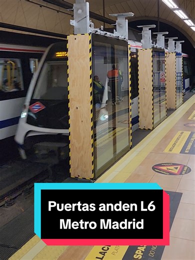 Solo el comienzo de la total automatización de la red Así van quedando las primeras puertas de anden en la Linea 6 de Metro de Madrid, poco a poco se irán instalando en todas las estaciones de la linea, de momento se ha comenzado por Legazpi Esperemos que funcione bien y no haya problemas con cuadrar las puertas de los trenes con las puertas de las estaciones y que todo vaya según lo previsto. Tengo ganas de que vengan ya los nuevos trenes automáticos, aunque me da mucha pena que este sea el com