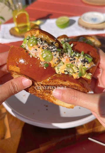 SANDWICH ROLL CREVETTES 🦐☀️ Ingrédients : - 2 grosses tranches de brioche - 10 crevettes cuites - 1 avocat - 1/2 oignon rouge ciselé - Coriandre hachée ou persil selon vos goûts - Oignon cebette - Graines de sesame - 1 à 2 cuillère de mayonnaise - Trait de sauce sriracha Mélanger les ingrédients coupés en morceaux avec la mayo et sriracha. Toaster les grosses tranches de brioche dans une poêle sur chaque face. Ouvrir en 2 et garnir 💛 #sandwich#lobsterroll#shrimproll#recettefacile