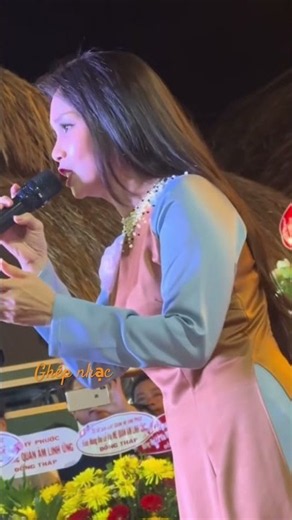 Cam Ly singing at Me Mau Pagoda