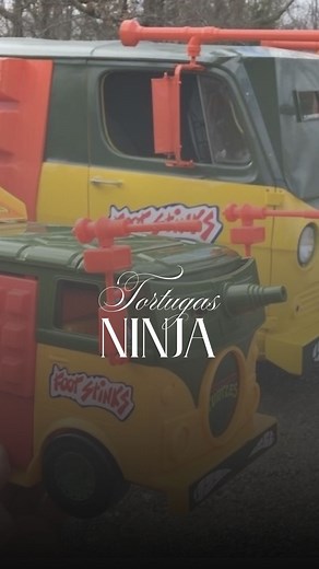 ¡Atención, nostálgicos y amantes de los 90! Mirad esta maravilla que encontré en un mercadillo: una furgoneta repleta de juguetes de las Tortugas Ninja! Es como abrir una cápsula del tiempo y encontrarse con toda la banda al completo: Leonardo, Donatello, Michelangelo, Raphael... iy hasta Splinter y Shredder andan por ahí! Es una auténtica locura ver la cantidad de figuras y accesorios que tiene. Y a vosotros, ¿os hubieseis lanzado de cabeza a por esta furgoneta llena de recuerdos de las Tortuga