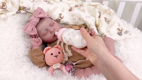 Aori Realistic Reborn Baby Dolls - Real Life Like Newborn Baby Doll with Flexible Limbs, Weighted Soft Body Real Looking Reborn Doll Set with Outfit for Kids 3+, Parents, Elderly and Collectors