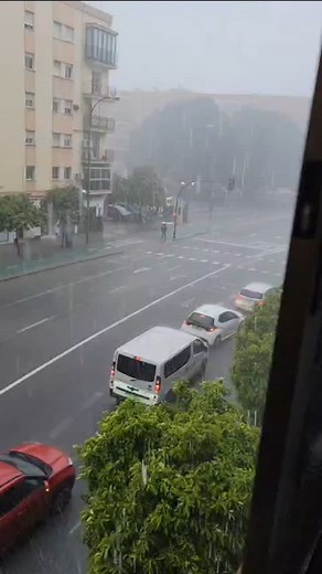 Manta de agua en #Sevilla ahora mismo... Vídeo de Yesika | MeteoGerena