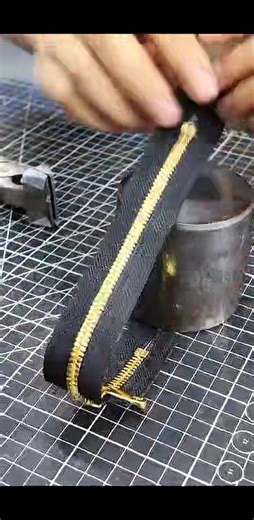 How to cut off the teeth on the zipper of a bag #shortsvideo​ #bagmaking​ #bag​ #leather​ #zipper | Handcrafted Hide