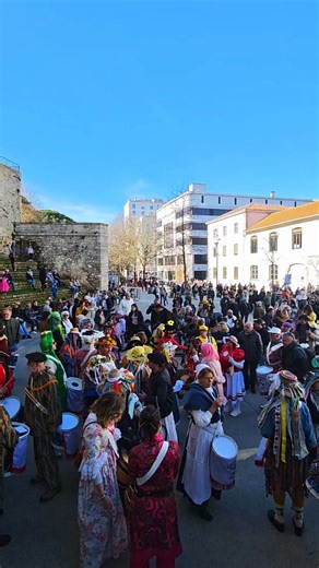Bayonne aujourd'hui. Le soleil était au rendez-vous. Carnaval de Bayonne. | Pays Basque BAB