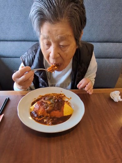 84歳ヨシ子、ロイヤルホストで爆食